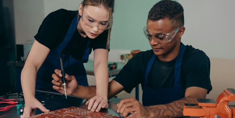 L'industrie recrute, déocuvre des métiers d'avenir