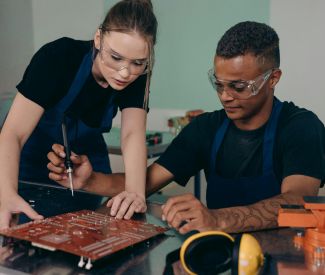 Logo L’industrie recrute à fond ! Découvre 7 métiers d’avenir